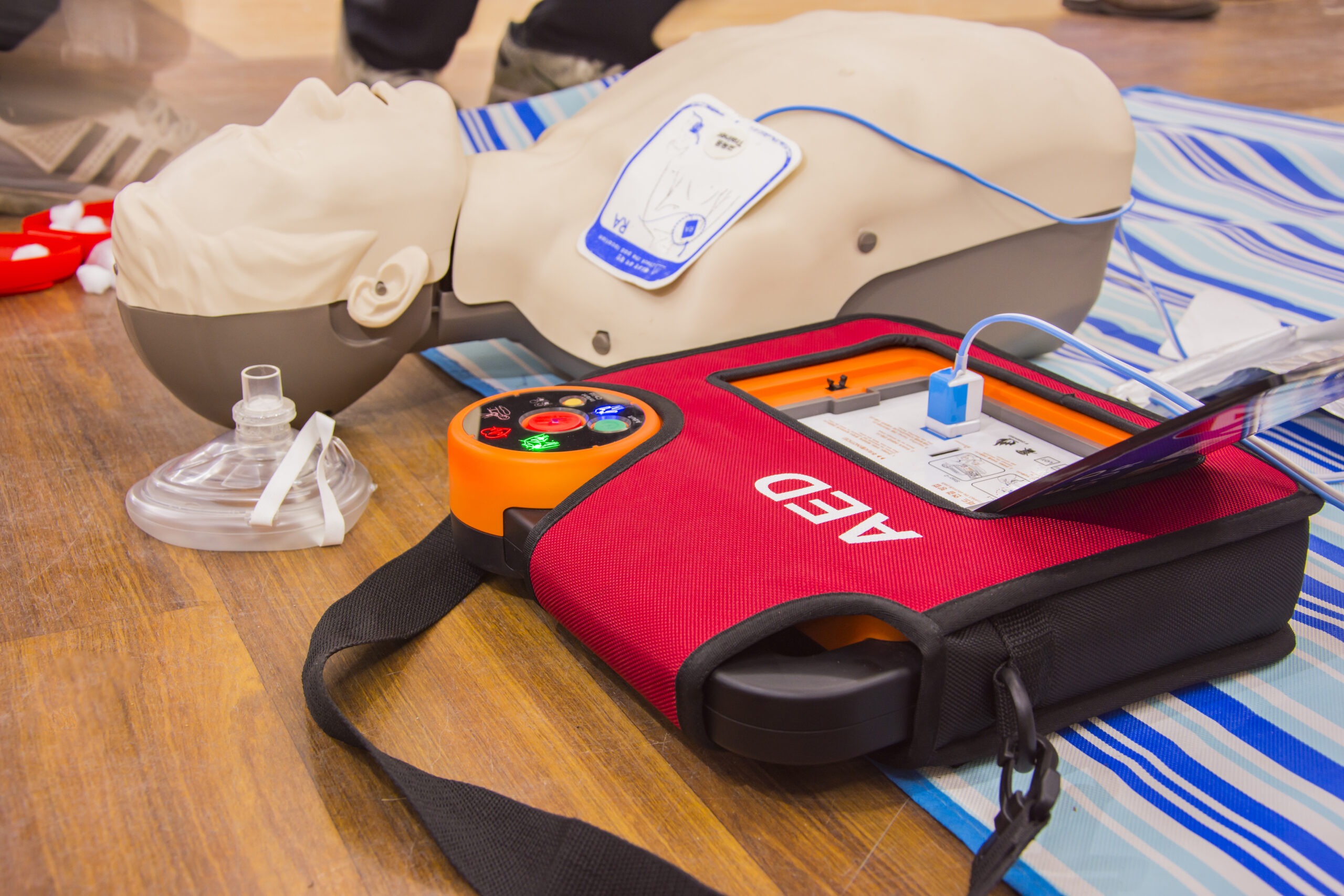CPR training mannequin and AED equipment used in {{company_name}}'s {{search_term}} in {{place}}.