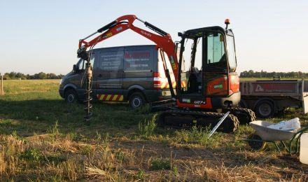 A digger and a van in a field, representing {{company_name}}'s {{search_term}} services in {{place}}.